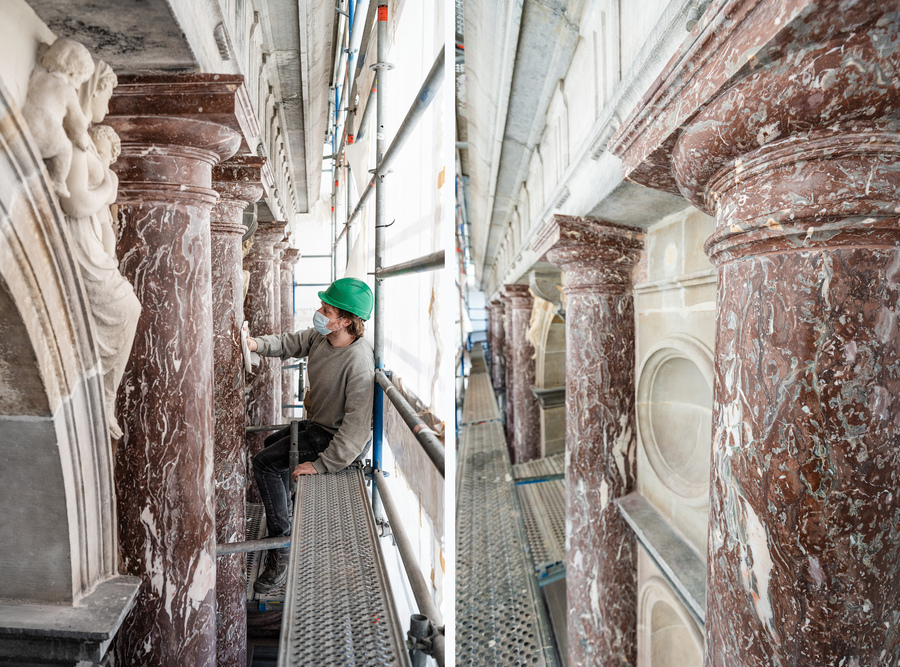 Een restaurateur werkt aan de rode marmerzuilen aan de gevel van het stadhuis van Antwerpen. Een restaurateur werkt aan de rode marmerzuilen aan de gevel van het stadhuis van Antwerpen.