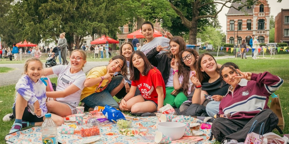 Allemaal meisjes op een picknickdeken in park Gravenhof