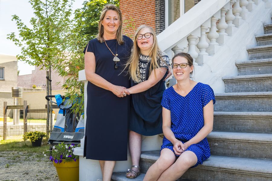 Drie dames voor het Cockerillhof