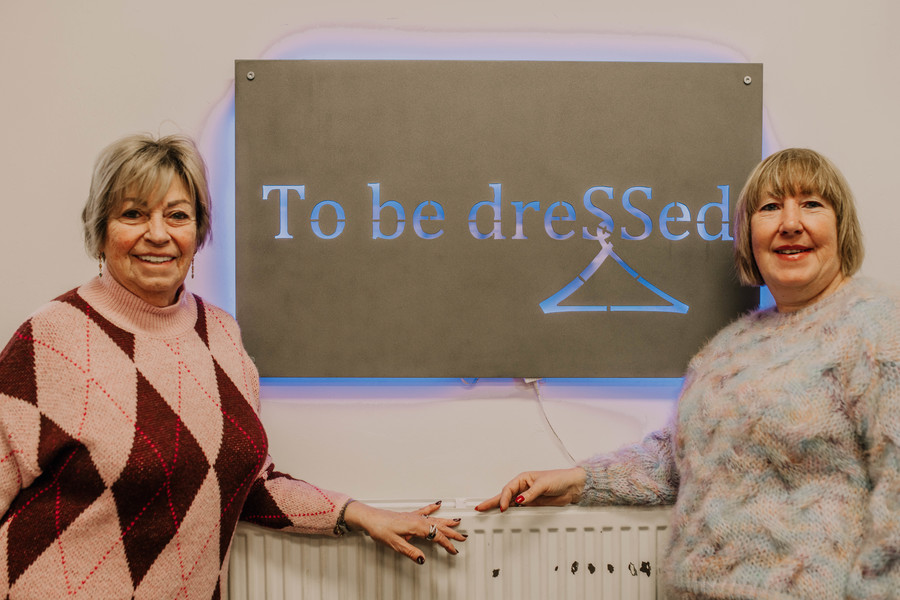 Ann en haar mama naast het logo van To be dressed Ann en haar mama naast het logo van To be dressed