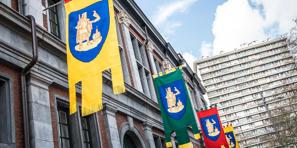 De gevel van het Wilrijkse districtshuis, getooid met feestbanieren met daarop het Wilrijkse wapenschild