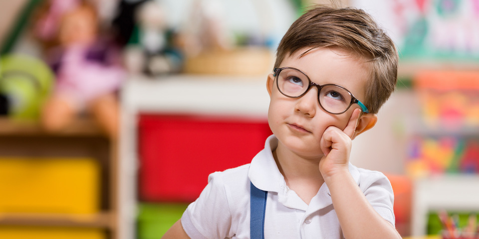 Kleine jongen die nadenkt