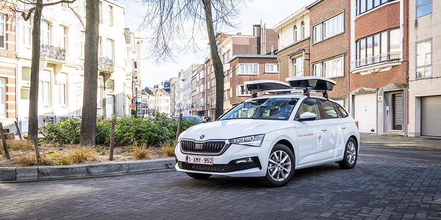 De scanwagen op straat De scanwagen op straat