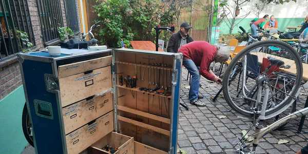 Een man herstelt een fiets