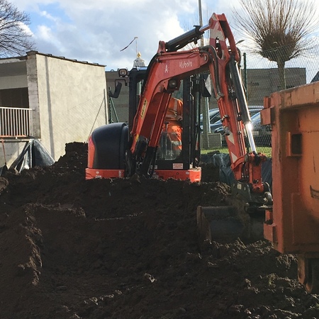 Een graafmachine aan het werk op het toekomstige plantsoentje. Een graafmachine aan het werk op het toekomstige plantsoentje.