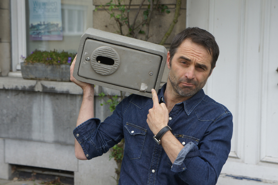 Michaël Pas, peter van het Natuurpuntproject, hangt een nestkast aan zijn woning. Michaël Pas, peter van het Natuurpuntproject, hangt een nestkast aan zijn woning.