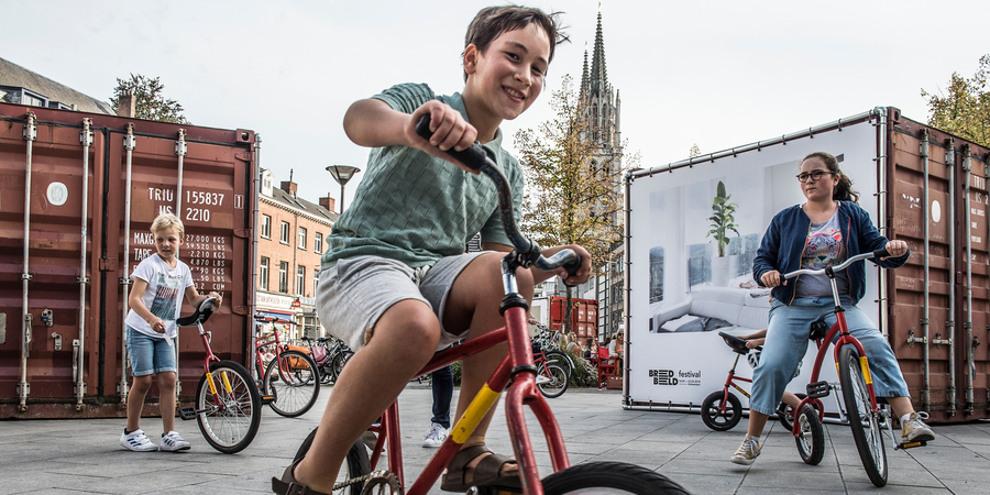 kinderen fietsen op straat kinderen fietsen op straat