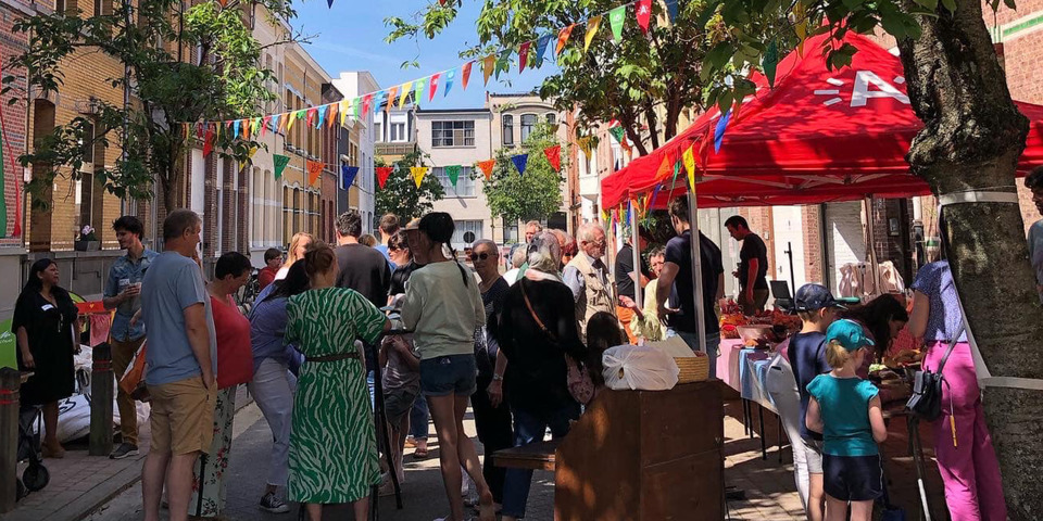 Bewoners van de wijkgroep Koningsstraten houden een straatfeest in Wilrijk.