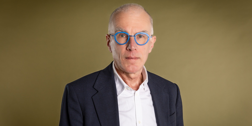 Jan Balliauw voor een bruine achtergrond