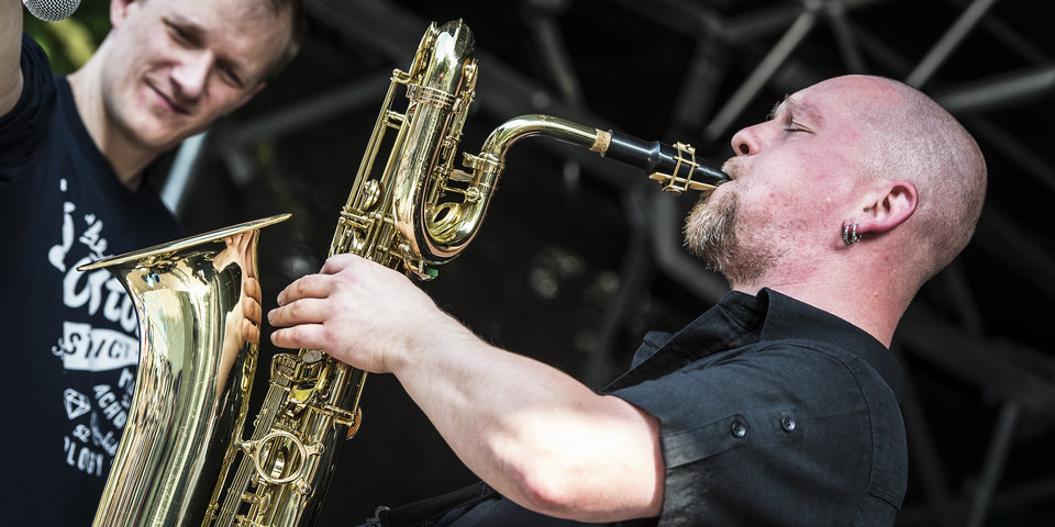 Peter Verdonck van De Pandoering speelt saxofoon