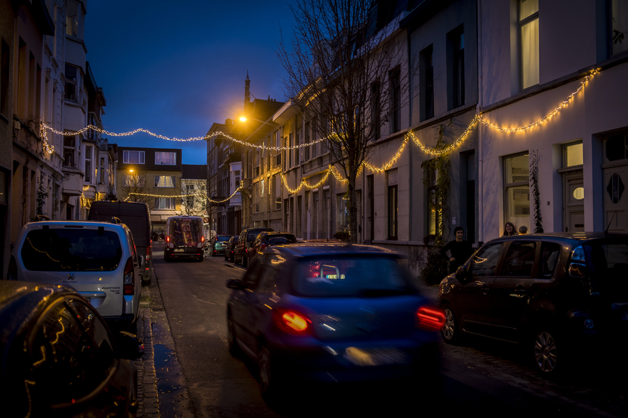Berchemse straat in de schemer, versierd met lichtslingers
