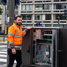 Kenny staat aan een verkeerstechnische installatie op de Leien Kenny staat aan een verkeerstechnische installatie op de Leien