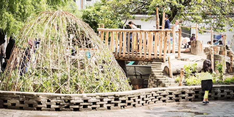 De natuurspeelplaats van stedelijke basisschool De Bever met een muurtje gebouwd uit dals. De natuurspeelplaats van stedelijke basisschool De Bever met een muurtje gebouwd uit dals.