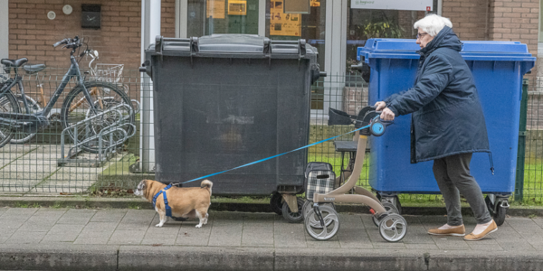 Vrouw met rollator en hond
