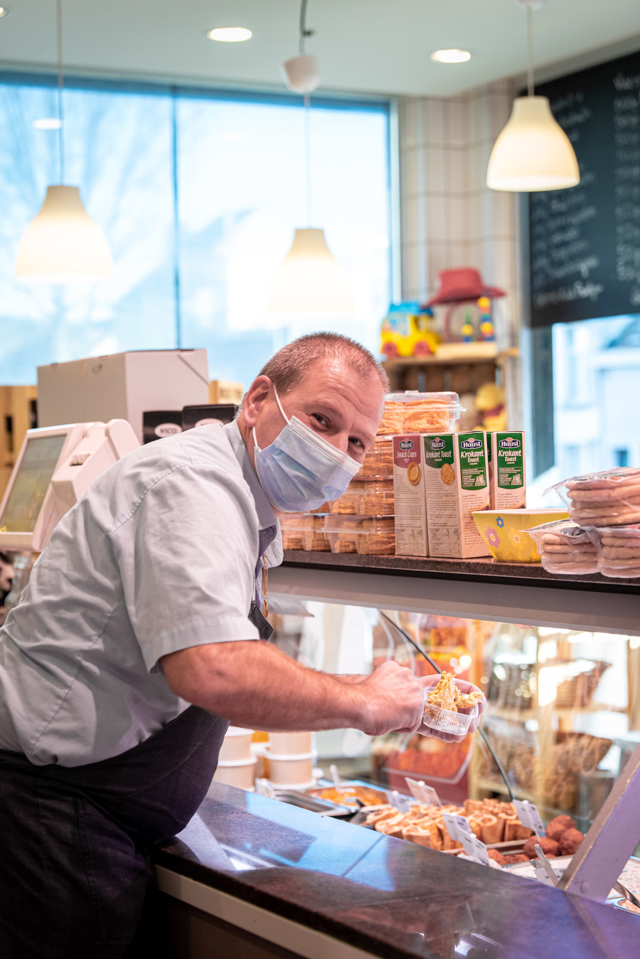 Chris schept charcuterie op