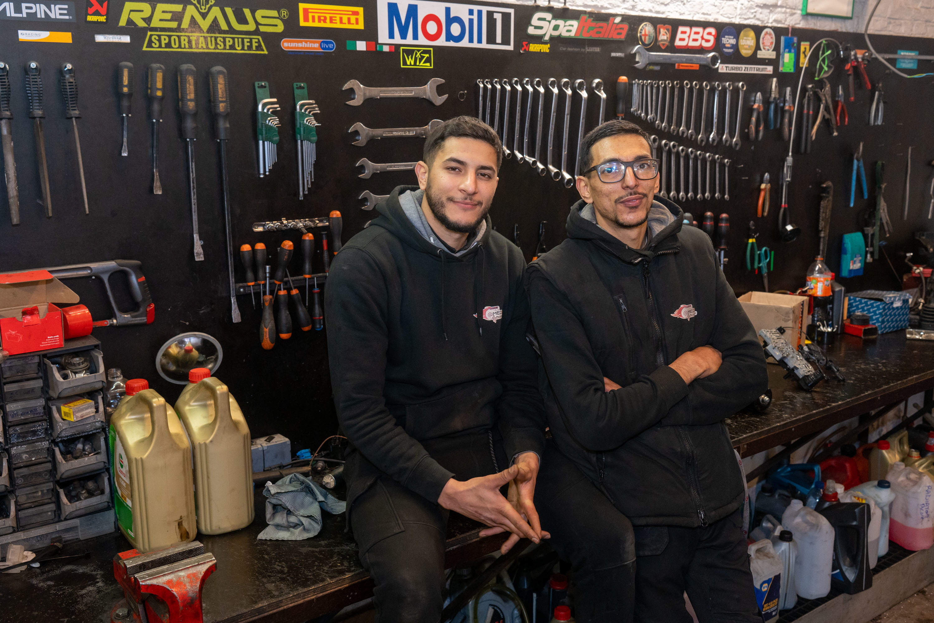 Hicham en Ahmed met materiaal op de achtergrond Hicham en Ahmed met materiaal op de achtergrond