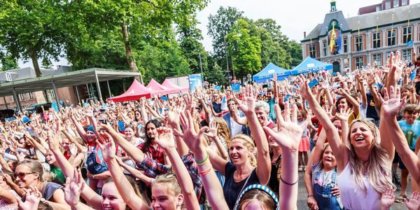 Feestende mensen op de Bist tijdens een vorige editie van Wilrijk Feest!