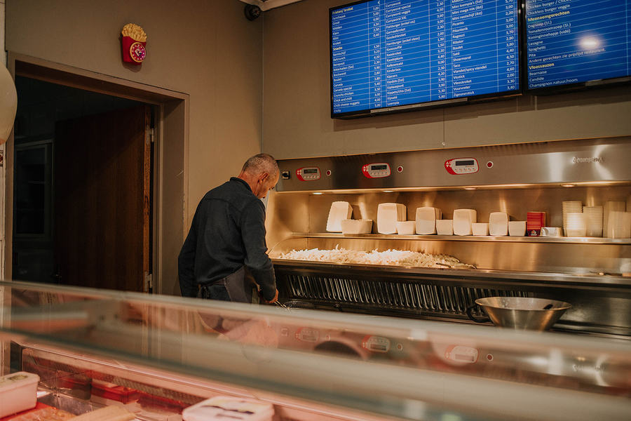 Tony achter de toog van de frituur