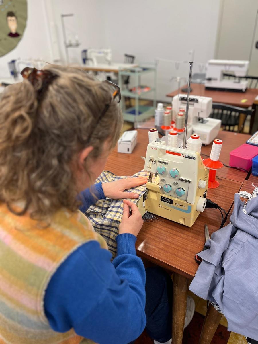 Naaiatelier Posthof werkt aan de schort.