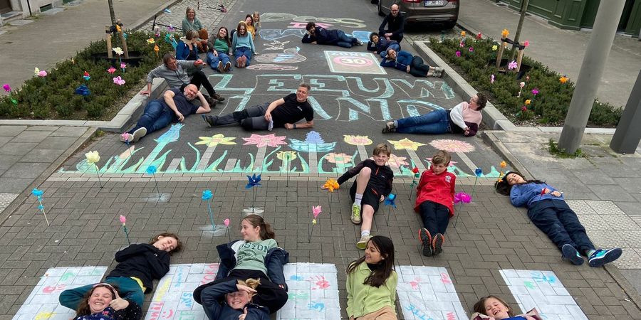 De Leeuwlantstraat wint de kunstwerkenwedstrijd met hun 'Dees is wel Leeuwland'-zebrapad De Leeuwlantstraat wint de kunstwerkenwedstrijd met hun 'Dees is wel Leeuwland'-zebrapad