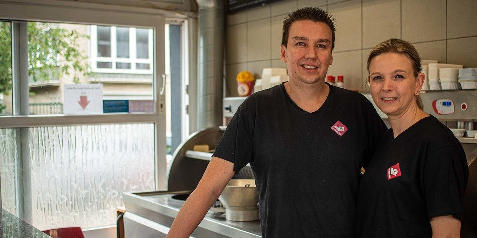 Philip en Kelly in frituur De Lekkerbek