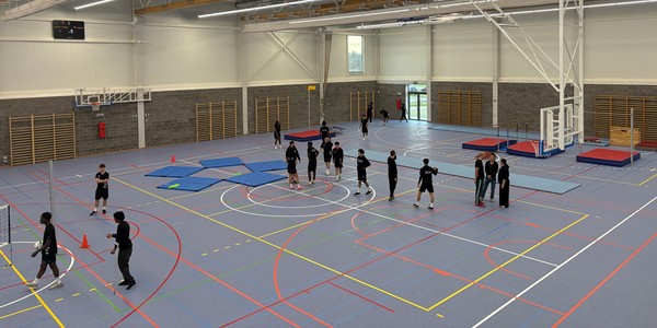 Leerlingen Spectrumschool sporten in de nieuwe sporthal