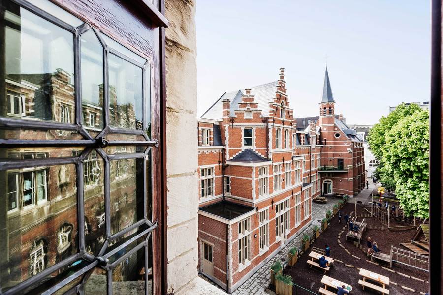 Zicht op de gerestaureerde gevels langs de binnenplaats. Links achter is de kapel. Zicht op de gerestaureerde gevels langs de binnenplaats. Links achter is de kapel.