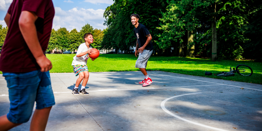 jongeren op basketbalplein jongeren op basketbalplein