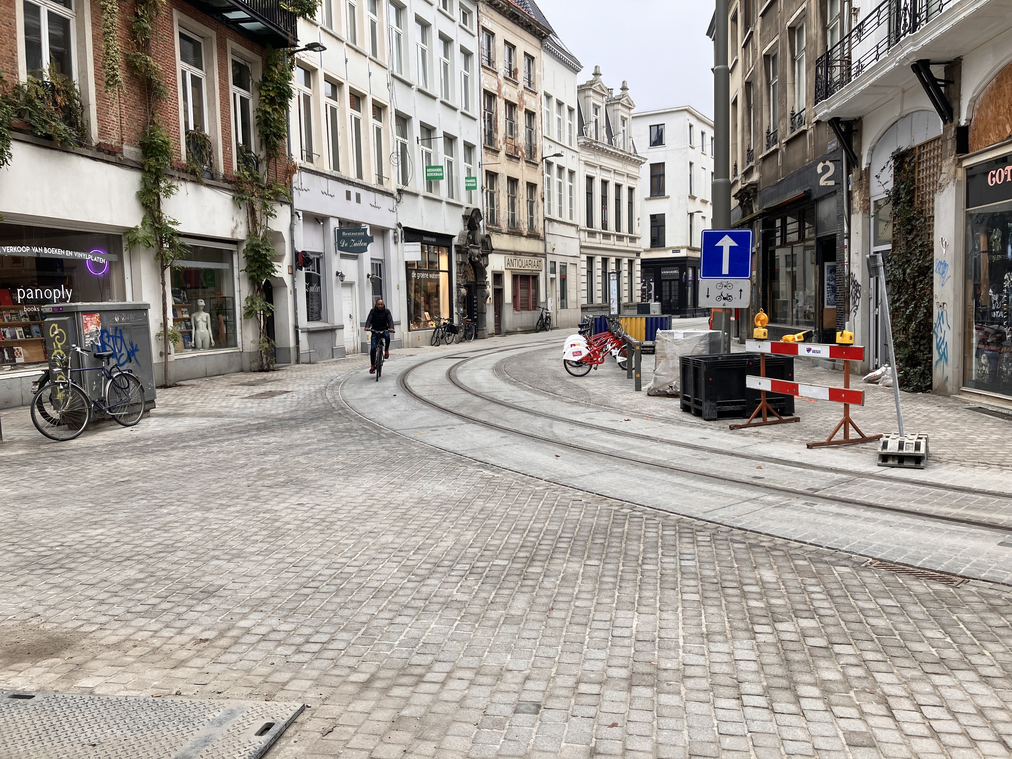 Foto afgewerkte bocht Wolstraat x Korte Koepoortstraat, november 2024