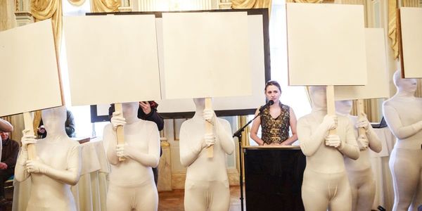 stadsdichter Maud Vanhauwaert bij haar aanstelling en de voorstelling van haar eerste stadsgedicht 'Witruimte'