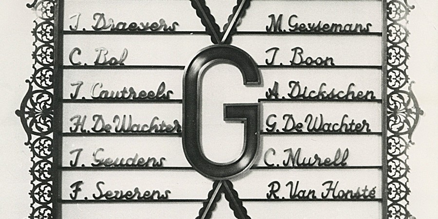 Een koperplaat met de 12 namen van de Wilrijkse afdeling van Groep G Een koperplaat met de 12 namen van de Wilrijkse afdeling van Groep G
