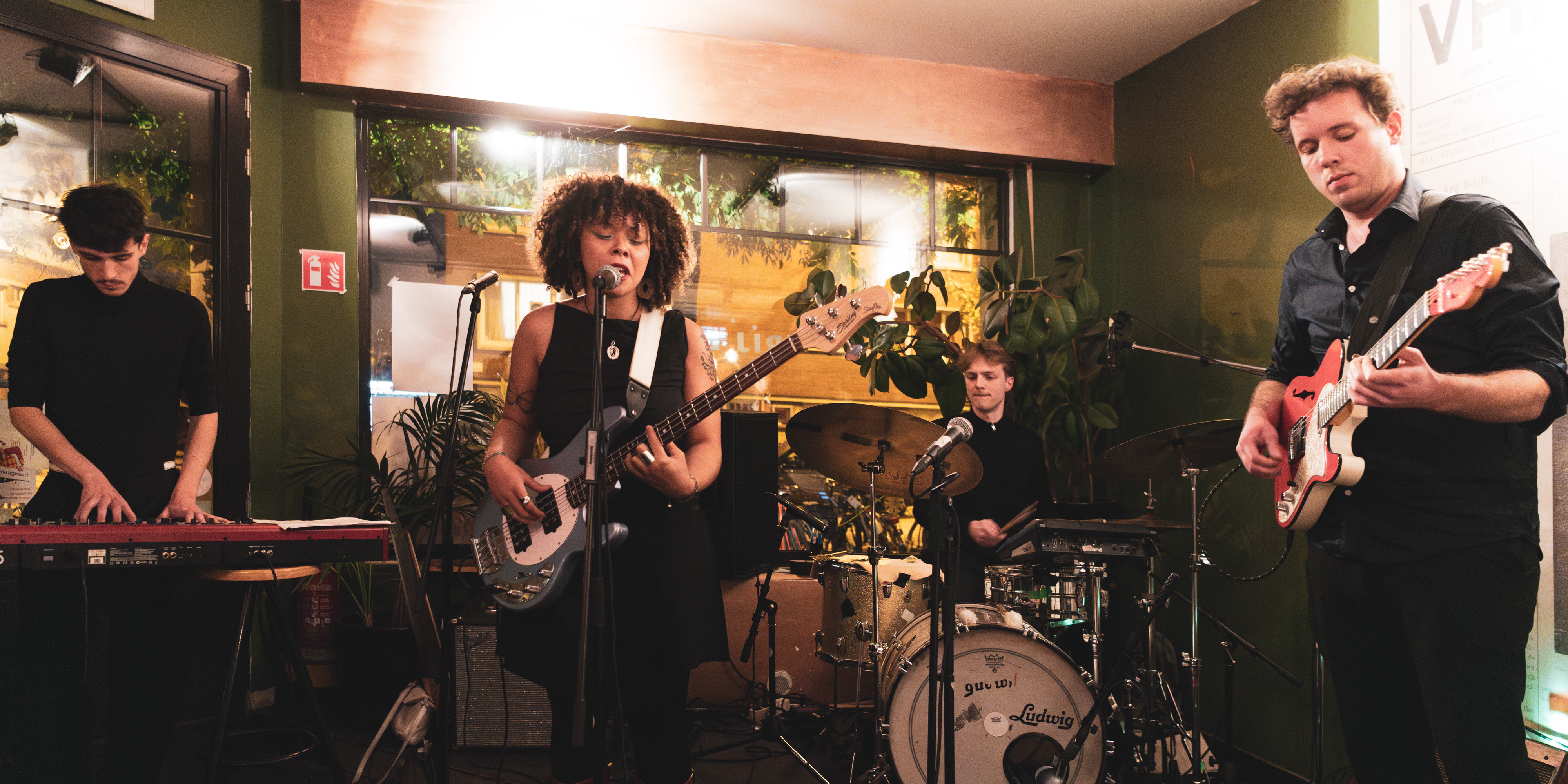 Vierkoppige band speelt muziek in een café Vierkoppige band speelt muziek in een café