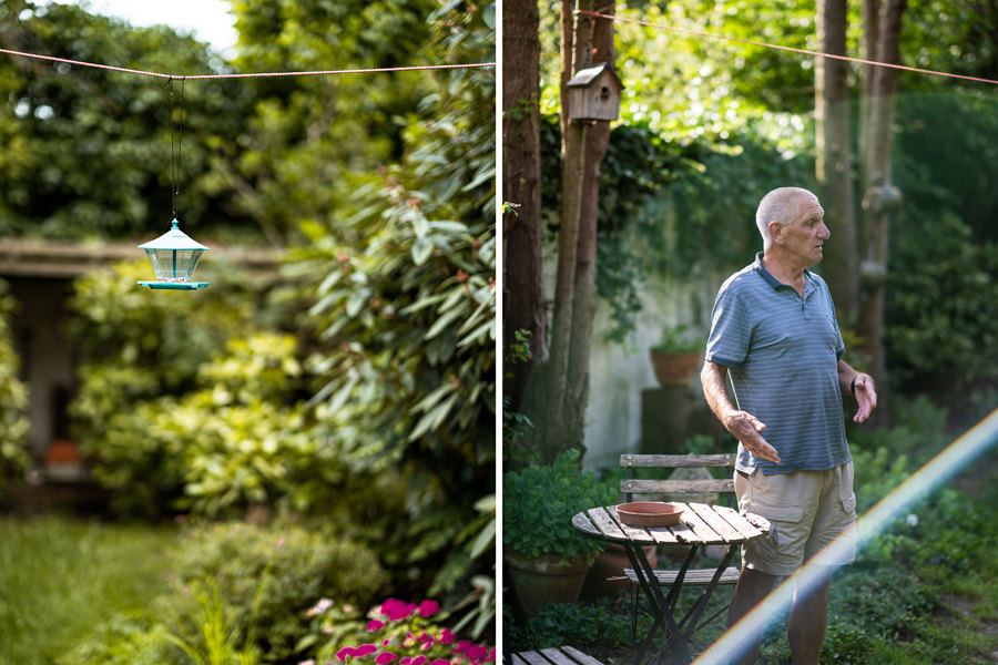 Links zien we een voederhuisje aan een draad in Pauls tuin. Rechts staat Paul bij zijn tafeltje. Links zien we een voederhuisje aan een draad in Pauls tuin. Rechts staat Paul bij zijn tafeltje.