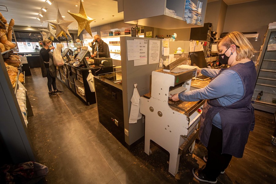 Winkeldame achter snijmachine