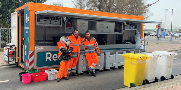 3 medewerkers bij een recyclagepunt in Merksem