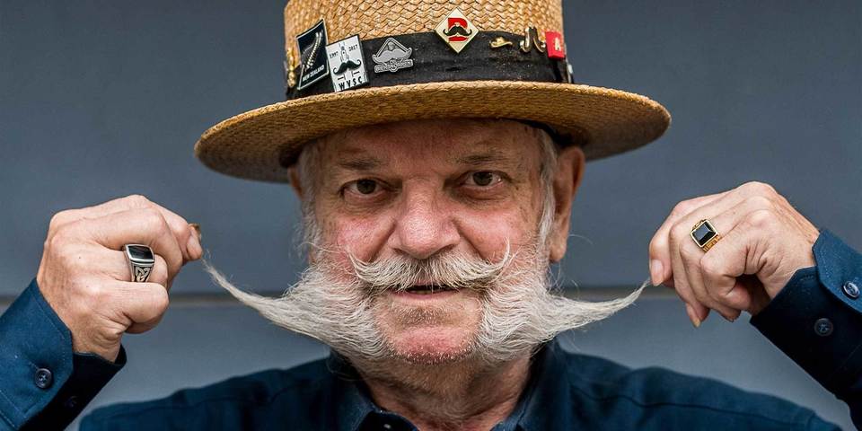 Man met snor als campagnebeeld voor 'Alles van waarde' Man met snor als campagnebeeld voor 'Alles van waarde'