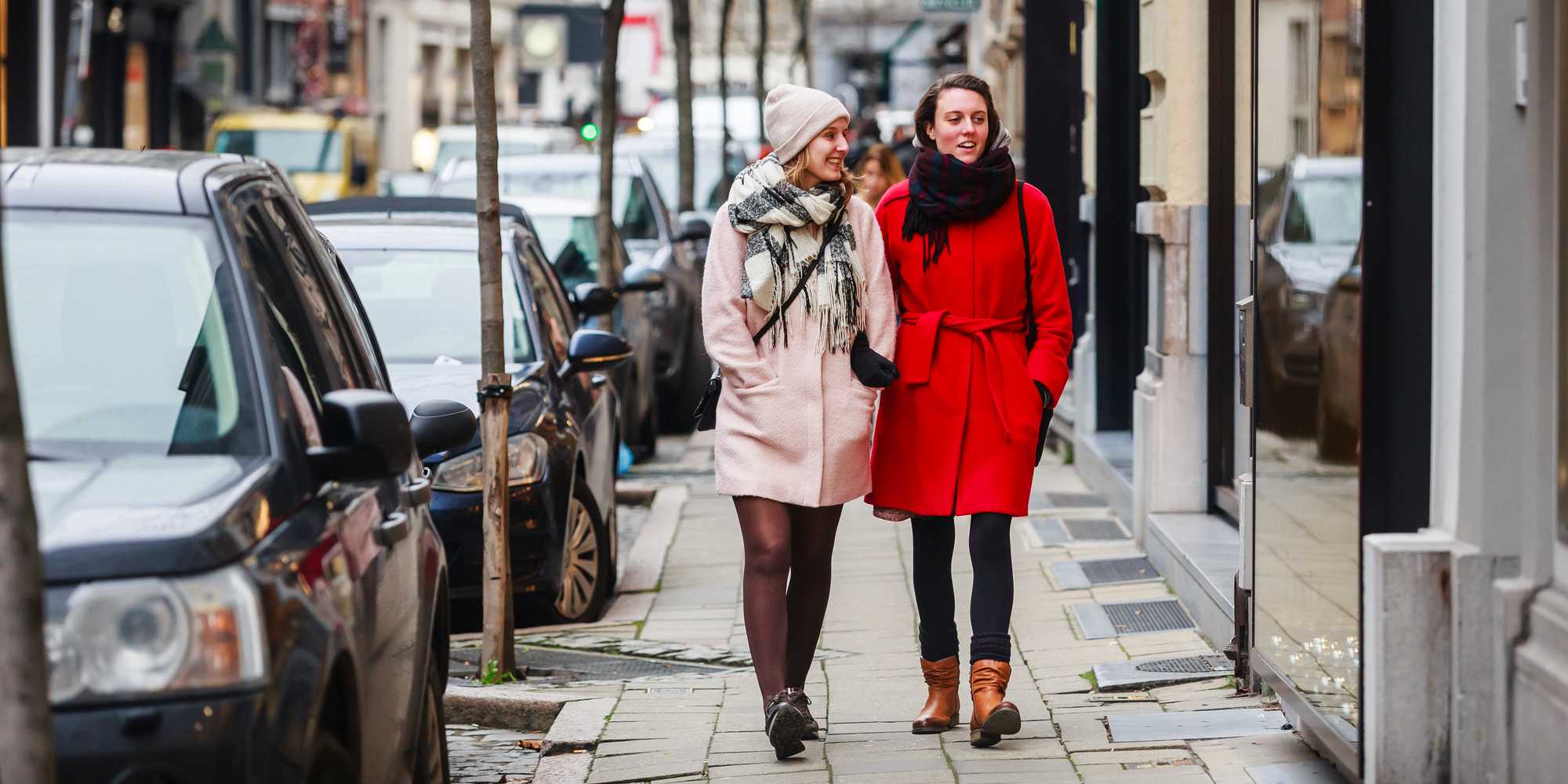 Foto van 2 wandelende personen die de etalages in de Schuttershofstraat bekijken. 2017 Foto van 2 wandelende personen die de etalages in de Schuttershofstraat bekijken. 2017
