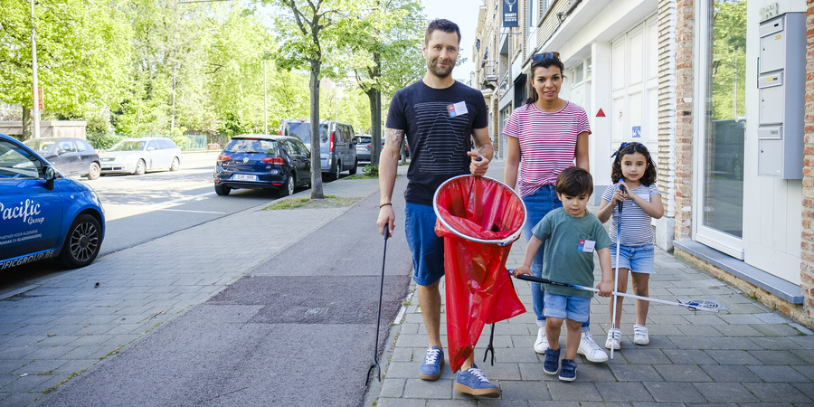 Mensen die op straat vuil aan het oprapen zijn Mensen die op straat vuil aan het oprapen zijn
