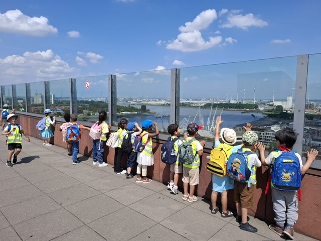 Kinderen staan op het MAS en genieten van het uitzicht