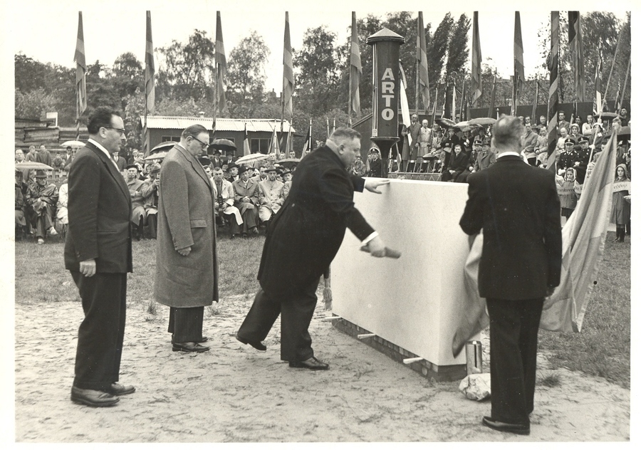Op 20 oktober 1956 staan minister van Binnenlandse Zaken  Vermeylen, Antwerps gouverneur Declerck en burgemeester Dequeecker op het bouwterrein om plechtig de eerste  steen te leggen.