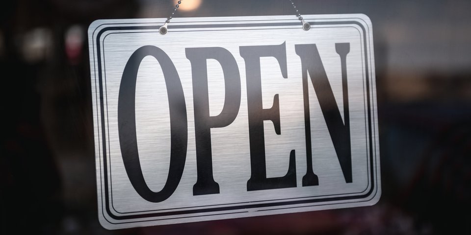 Bordje met tekst 'open' erop