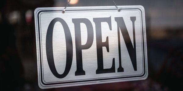 Bordje met tekst 'open' erop