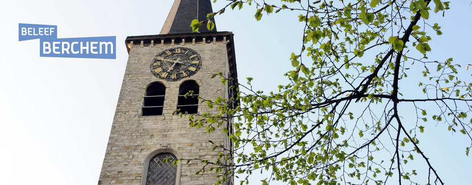 Zicht op de kerktoren van Sint-Willibrordus