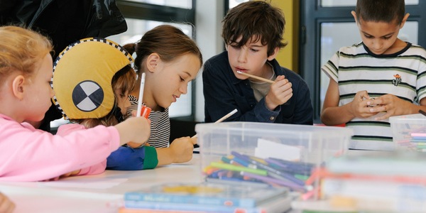 Kinderen schrijven samen.