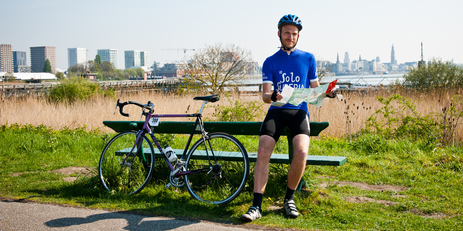Igor Daems met fietskaart aan de Scheldelaan Igor Daems met fietskaart aan de Scheldelaan
