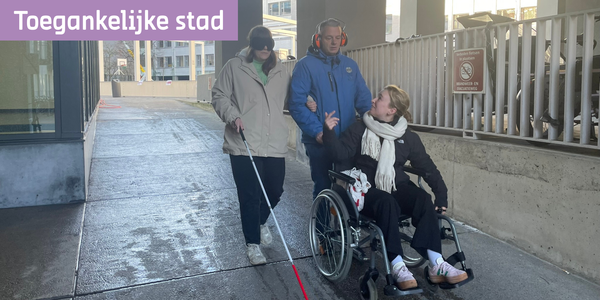 Iemand met een visuele beperking, auditieve beperking en iemand in een rolstoel wandelen van een schuine helling