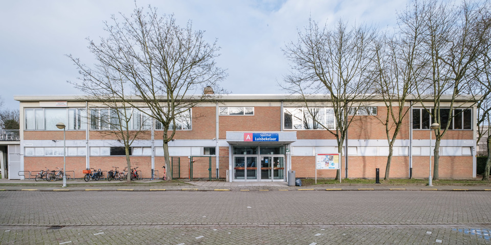 Buitenaanzicht van sporthal Luisbekelaar