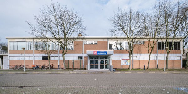 Buitenaanzicht van sporthal Luisbekelaar