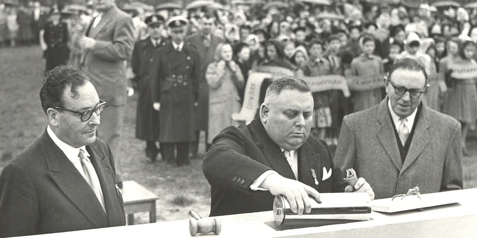 Op 20 oktober 1956 staan minister van Binnenlandse Zaken  Vermeylen, Antwerps gouverneur Declerck en burgemeester Dequeecker op het bouwterrein om plechtig de eerste  steen te leggen.