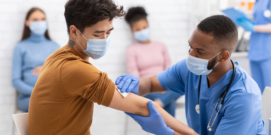 Man krijgt vaccinatie van verpleegkundige Man krijgt vaccinatie van verpleegkundige